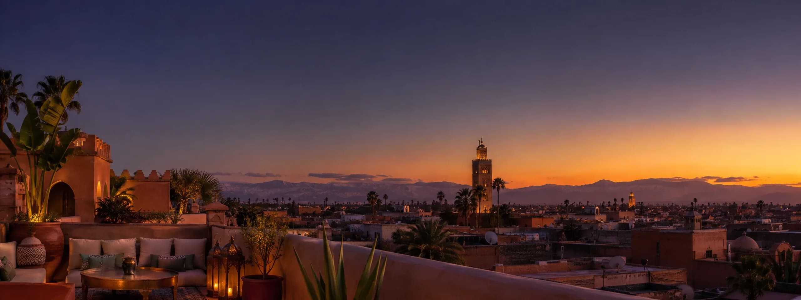 Image conceptuelle : panorama inspiré de Marrakech au crépuscule, avec minaret, palmiers et Atlas au loin